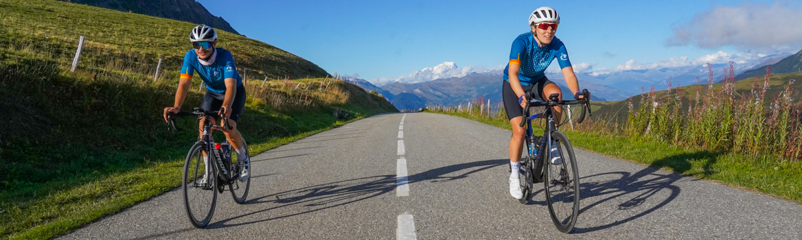 Zwei Rennradfahrer in Maurienne mit dem Trikot von Vélorizons