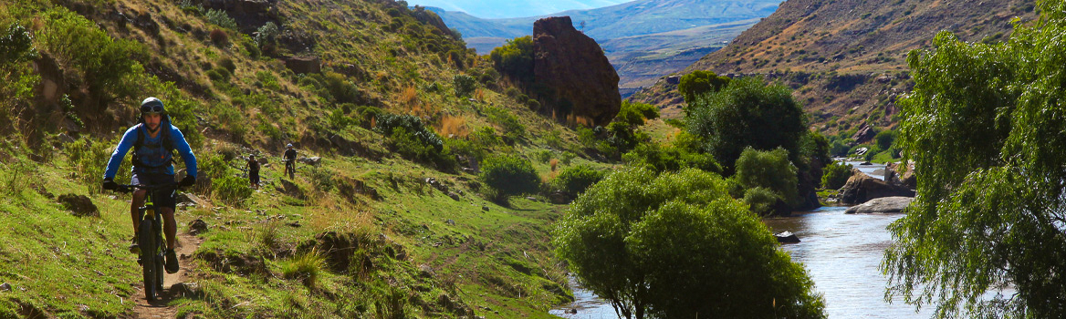 En Afrique, VTT le long de la rivière Senqu au Lesotho