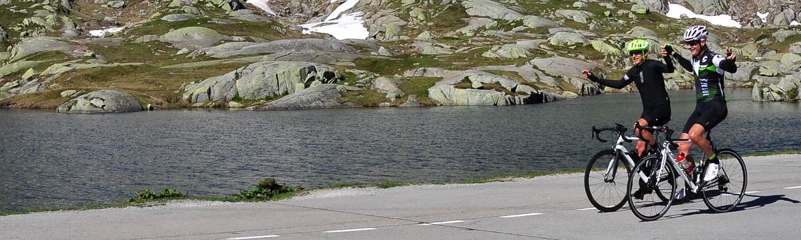 Ankunft am Pass in den Schweizer Alpen auf einer unserer Rennradtouren