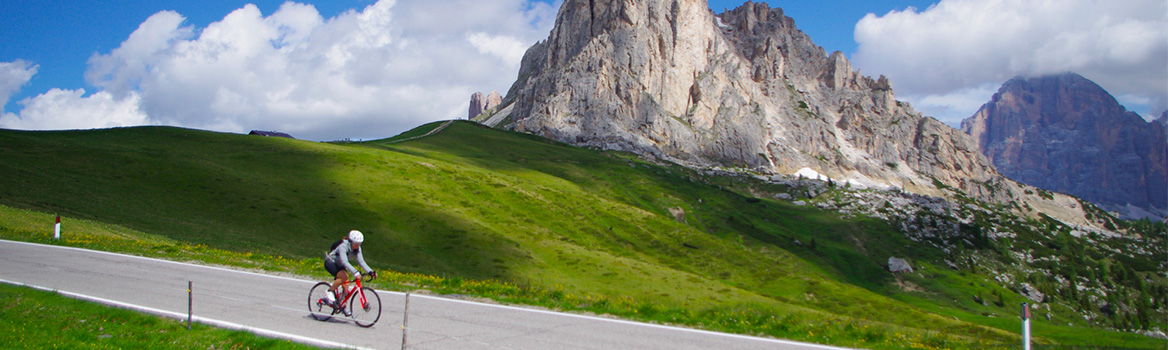 Abfahrt vom Giau Pass in den Dolomiten