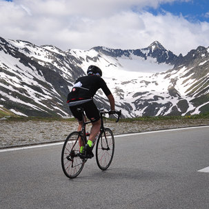 im Anstieg zu einem Pass in den Alpen ist der Schnee nicht weit entfernt