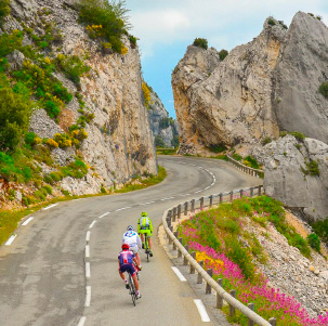 Rennradfahren im Frühling im Hinterland von Nizza