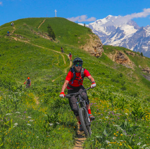 Mountainbiken mit dem Mont Blanc im Rücken